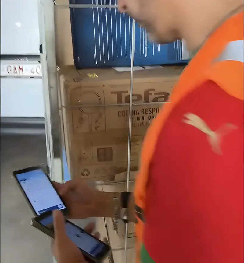 Un chauffeur vérifie ses colis sur son téléphone