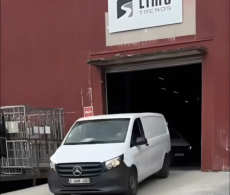 Une camionnette sort d’un dépôt Limo Trends